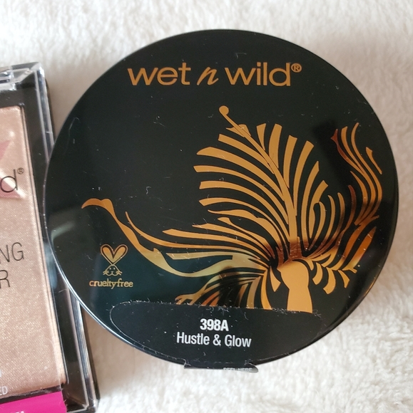 NEW Bundle of 3 Wet n Wild Profusion Highlighter Pigment - Picture 3 of 7
